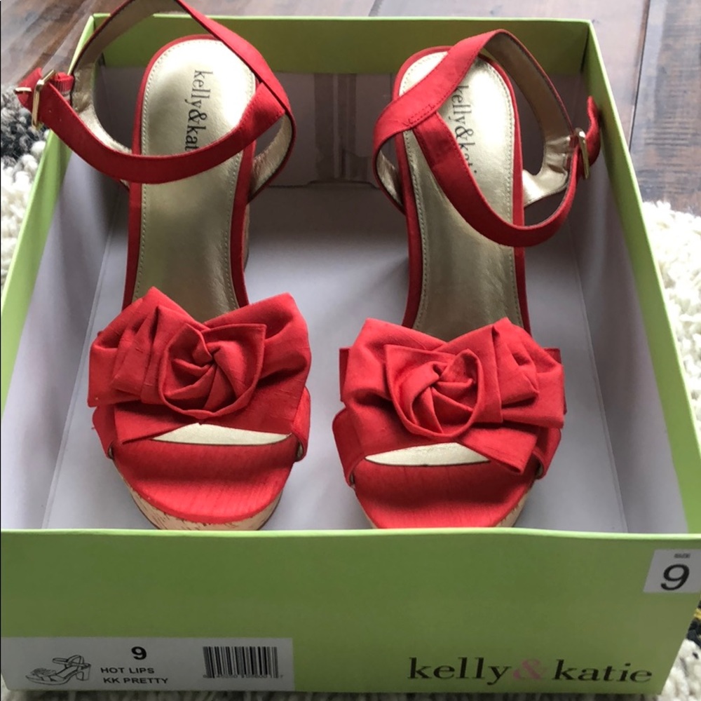 Kelly&Katie “hot lips” Fabric flower wedged shoe